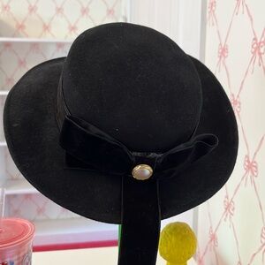 Beautiful wolf fancy hat for your team, preteen. 100%.Wool.